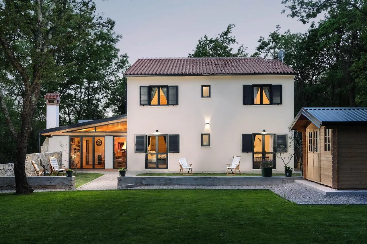 Villa Portum: Luxurious Woodland Retreat with Private Heated Pool Veligolji