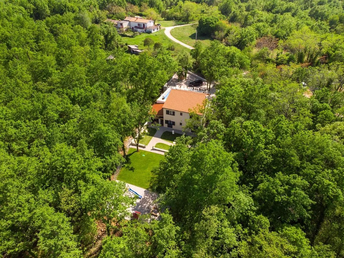 Villa Portum: Luxurious Woodland Retreat with Private Heated Pool Veligolji